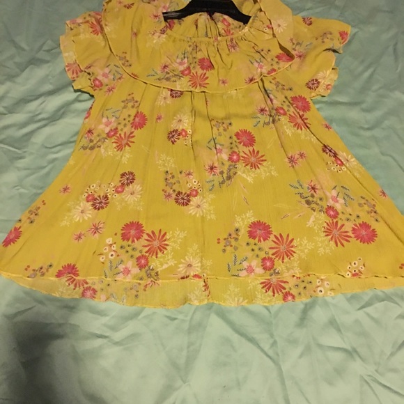 Off the shoulder top with ruffle like trim - Picture 2 of 2